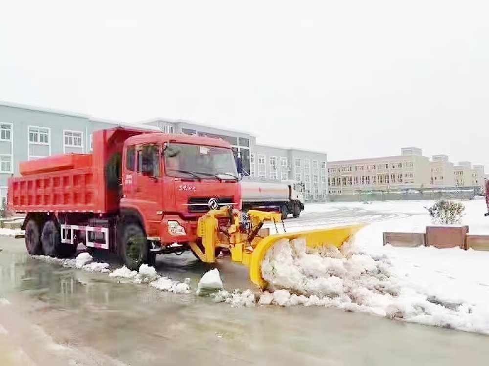 东风天龙大型融雪撒布铲雪车